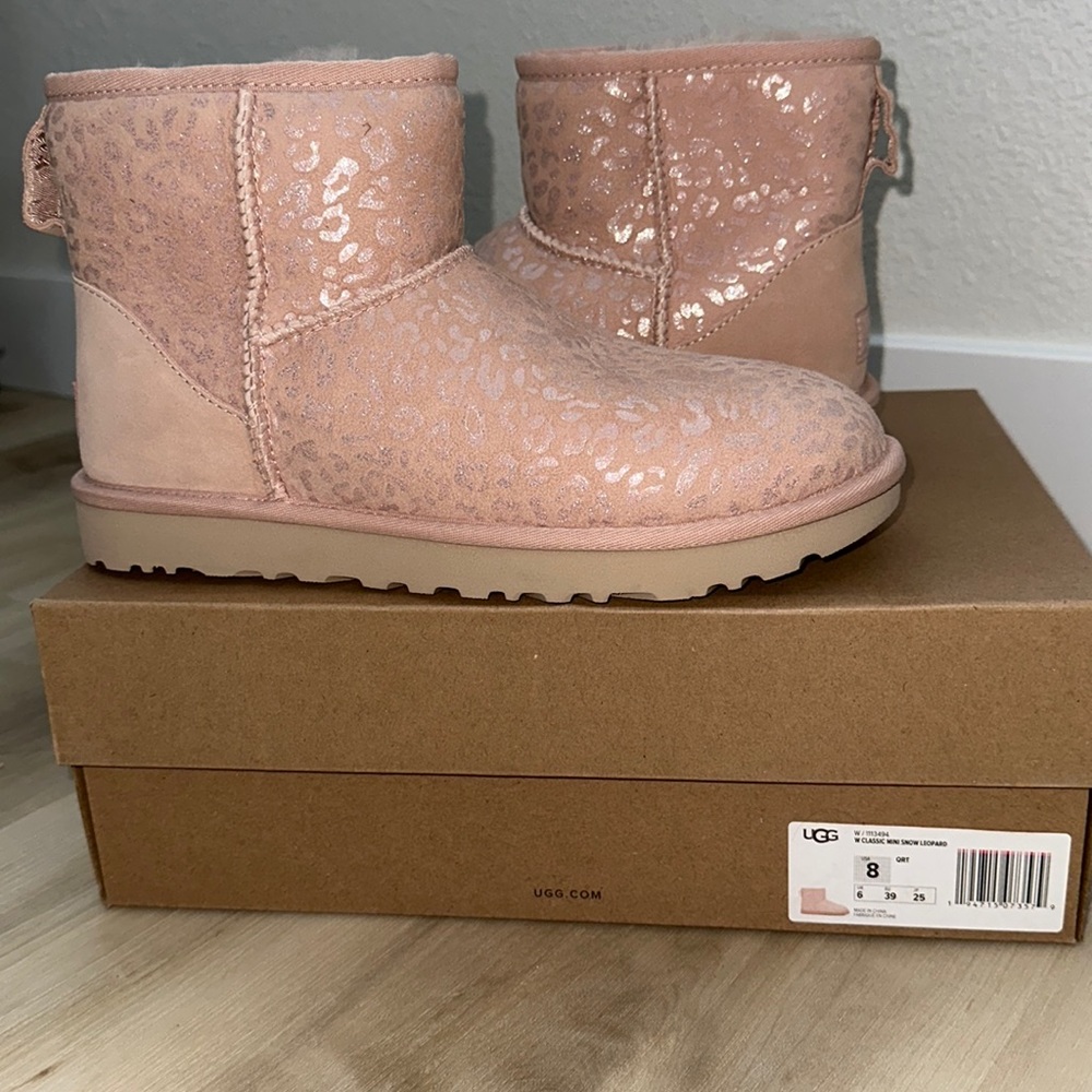 Women’s classic mini snow leopard Uggs Sz 8
